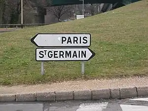 Sur une route, deux panneaux directionnels indiquent les villes de Paris et de Saint-Germain