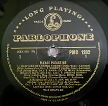 La face A du 33 tours, le texte est en doré sur fond noir.