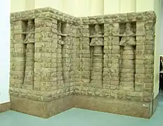 Reliefs en briques cuites du temple de Kara-indash à Uruk, milieu du XVe siècle, Pergamon Museum.
