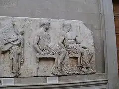 Frise située à l'est représentant deux dieux assis à droite d'un enfant tenant un tissu