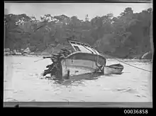Photographie noir et blanc de la section dans l'eau.