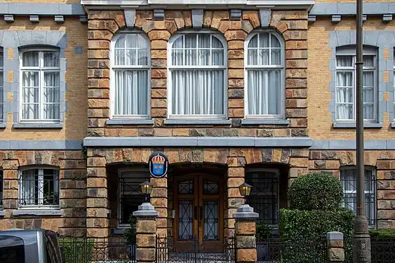 Partie centrale en saillie