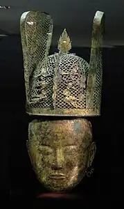 Parure funéraire féminine. Bronze et argent dorés H 23&nbsp;cm L 21,1&nbsp;cm, (Masque) H 30,3&nbsp;cm L 24,4&nbsp;cm (Coiffe à ailettes). Chine septentrionale (Mongolie intérieure?), 1er quart du XIIe&nbsp;siècle.Dynastie Liao (907-1125). Musée Cernuschi.