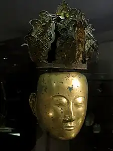 Parure funéraire masculine. Bronze et argent doré, H 24,1&nbsp;cm : masque, H 23,7&nbsp;cm : coiffe. Chine du Nord, Mongolie intérieure ? Début XIIe s. Liao. Musée Cernuschi