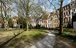 Le canal passait derrière les maisons en lisière du parvis Notre-Dame de la Treille