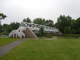 La passerelle Armand-Vaillancourt dans le parc de la rivière Bourbon