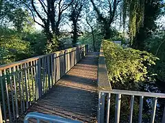 La passerelle des Sportifs, un des franchissements piétonniers de la Rize à Vaulx-en-Velin.