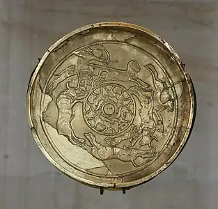 « Patère de la chasse », or, XIVe – XIIIe sièclee av. J.-C. Musée du Louvre.