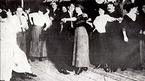 Pgotographie posée de danseurs dont une danseuse du ventre.