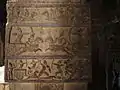 Intérieur du mandapa. Troisième pilier, au centre, côté nord, face est. Scène de guerre. VIIIe&nbsp;siècle.
