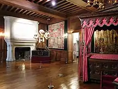 Photographie en couleurs d'une chambre d'un château.