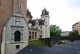 Photographie en couleur d'un château ancien.