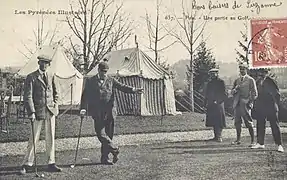 Photographie noir et blanc d'hommes jouant au golf.