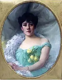 Femme en robe verte