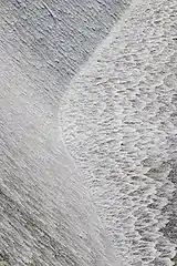 Chute d'eau au seuil sur l'Obersee (Rur) (de) à la commune de Simmerath. Mai 2022.