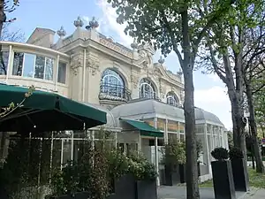 Façade faisant face à l'avenue des Champs-Élysées.