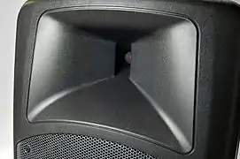 Pavillon moulé dans la face avant d'une enceinte acoustique