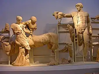 Hippodamie (épouse de Pirithoos) et le centaure Eurithion, Pirithoos et Apollon.