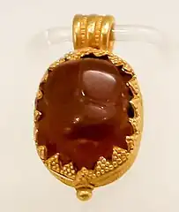 Pendentif en cornaline et or, provenant de la tombe du char, vers 530-520 av. J.-C.