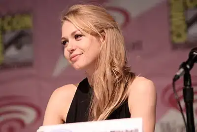 Penelope Mitchell interprète Letha Godfrey.