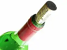 Photo en couleurs en gros plan du goulot d'une bouteille de vin et de son bouchon en liège.