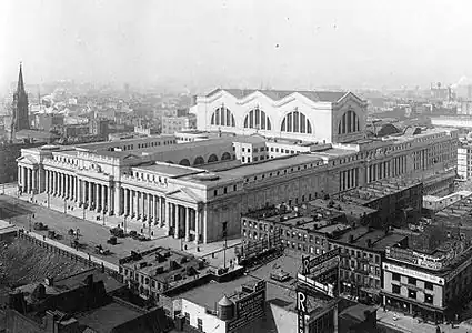 Variante des fenêtres thermales à cinq compartiments, rencontrées sur l'ancienne Pennsylvania Station à New York (vers 1911).