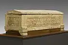 Sarcophage issu d'un atelier de sculpture étrusque de « Perugia ». Artéfact funéraire ouvragé en pietra arenaria et attribué à la fin du VIe siècle av. J.-C. (-510 / -500).