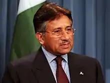 Portrait d'un homme en costume portant une moustache et des lunettes