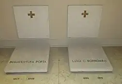 Tombeaux des évêques Porta et Borromeo dans la dernière chapelle à droite de la cathédrale de Pesaro.