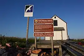 Un hangar à bateaux sur une des îles.