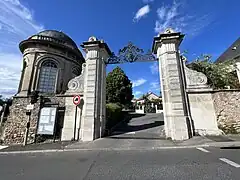 Le portail situé à côté du pavillon de la tourelle