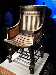 Fauteuil de Toutânkhamon ; 1336-1326 av. J.-C. ; bois, ébène, ivoire et feuille d'or ; hauteur : 71&nbsp;cm ; Exposition du trésor de Toutânkhamon à Paris (2019).