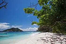 Petite Sœur, vue de la plage de Grande Sœur