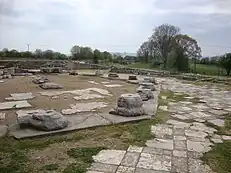 Espace dallé et bases de colonne