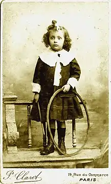 Fillette anonyme avec un cerceau, P. Claret (Paris), vers 1900.