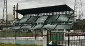 Vue sur le terrain et la tribune d'honneur.