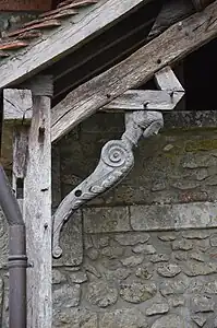 Jambage ou jambe de force sculpté.