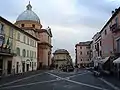 La Piazza della Liberta avec la collégiale sur la gauche