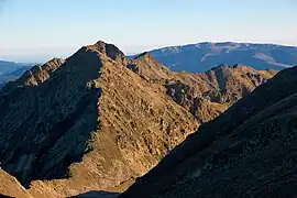 Paysage de montagnes rocheuses, lumière rasante.