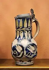 Pichet à vin à panse hexagonale.