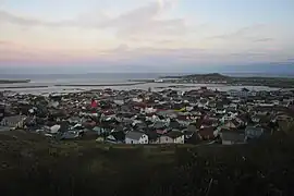 La ville de Saint-Pierre et la rade au fond.