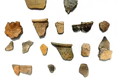 Céramique à décor incisé.