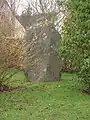 Le menhir dans le parc