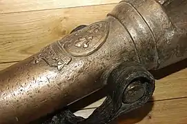 Pierrier en bronze aux armes de Louis XIII (1re&nbsp;moitié XVIIe&nbsp;siècle), fouille du site de Brescou, au large d'Agde.