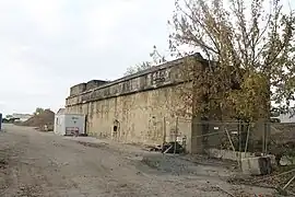 L'un des deux massifs d’ancrage, sur le quai de Queyries, rive droite.