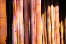 Vue douleur de jeu de lumières sur les piliers de la nef