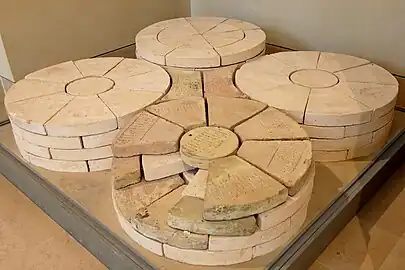 Piliers de Gudea, provenant d'une porte du sanctuaire, où était rendue la justice. Musée du Louvre. Traduction de l'inscription : « Pour Ningirsu, le héros puissant d'Enlil, son roi, Gudea, l'ensí de Lagash, construisit sa Maison (Temple), l'Anzu blanc. Là, il installa pour lui  un ... avec (un plafond) en cèdre, le lieu (de Ningirsu) où il rend les jugements. »