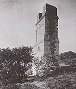 Photographie en noir et blanc d'une tour en pierre.