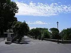 Montée du Pincio par la route, depuis l'église de la Trinité-des-Monts et la Villa Médicis. L'arrivée au sommet.