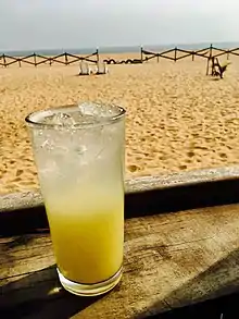 Jus d'ananas sur une plage de Cotonou